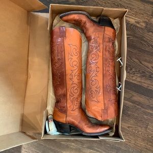 Size 7.5, narrow. 18.5 inches high. Real leather. Made in Dallas Texas